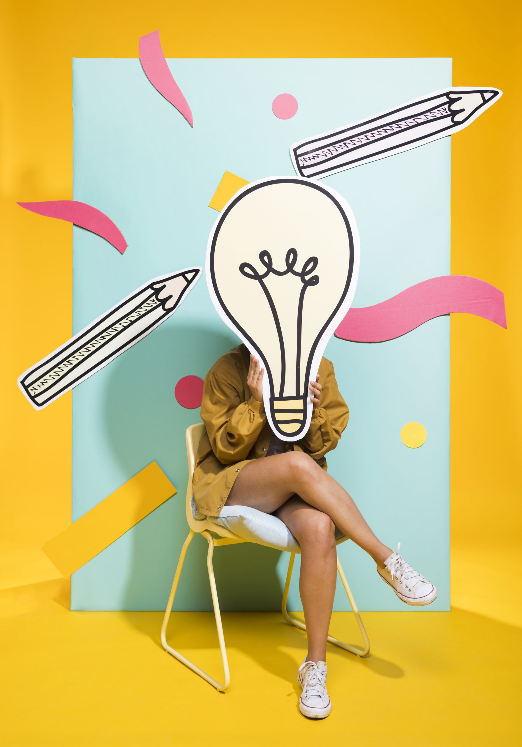 ¿Qué son los círculos de creatividad en las empresas? portrait of schoolgirl with big light bulb scaled